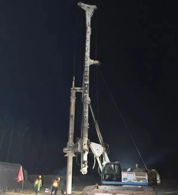 亿万先生MR旋挖打下雄安站第一桩